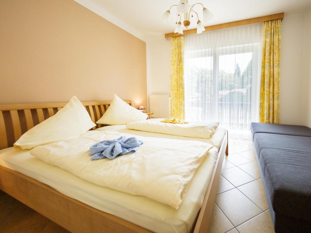 Doppelzimmer mit Balkon – Pension Regia Velden am Wörthersee